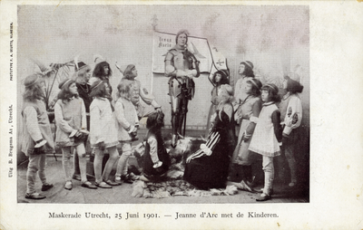 98070 Groepsportret van Jeanne d'Arc met enkele kinderen, deelnemers aan de maskeradeoptocht ter gelegenheid van het ...